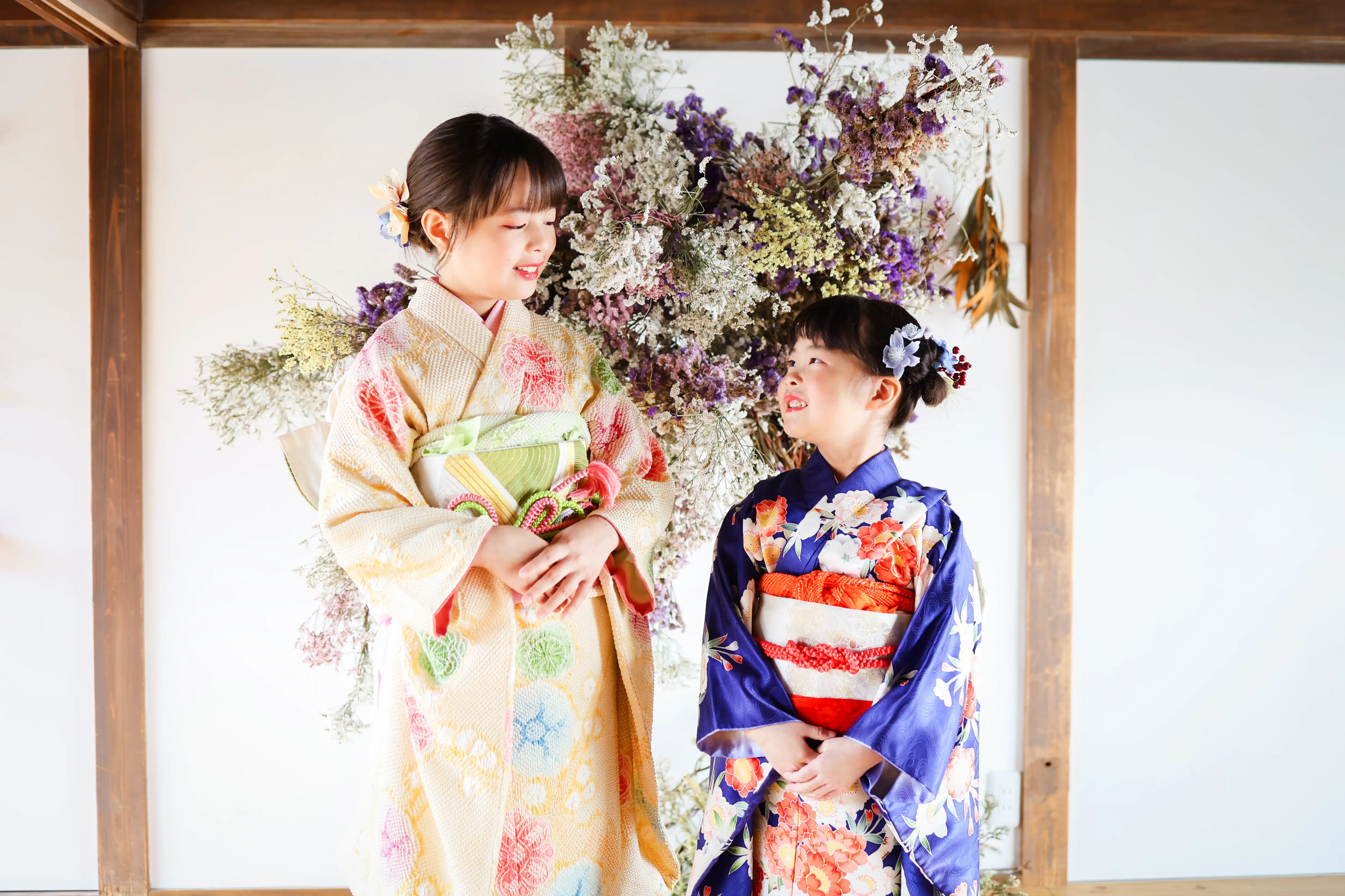 振袖姿の二人の女性｜花の古民家の和装撮影