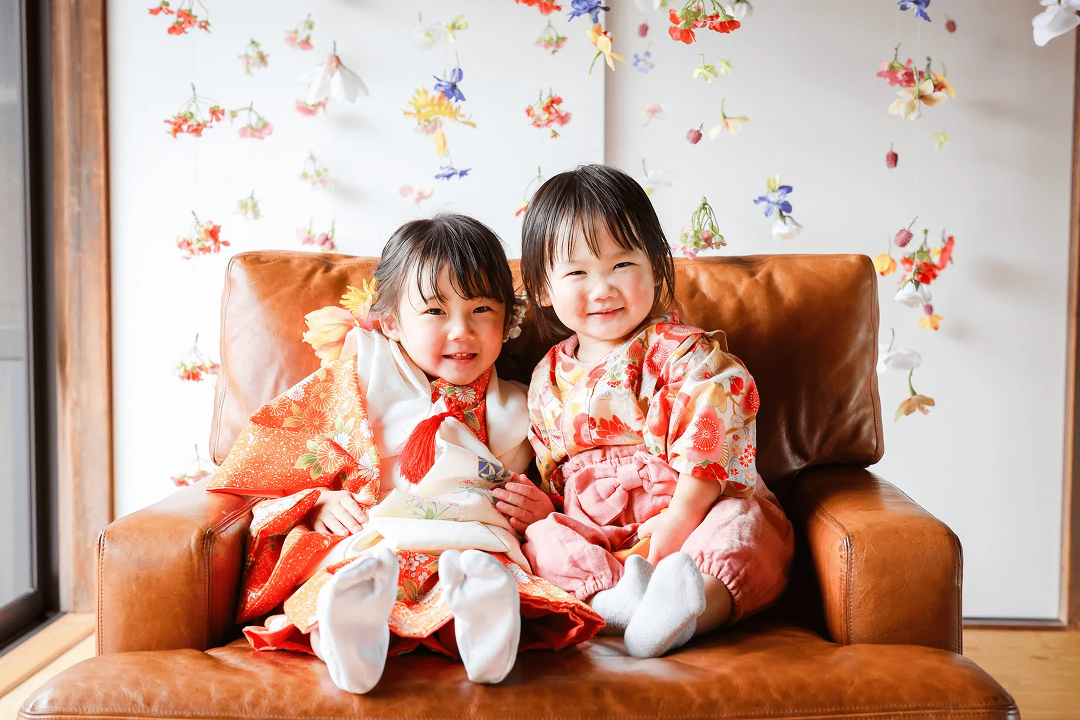 ソファに座る着物姿の女の子姉妹｜七五三3歳の家族写真