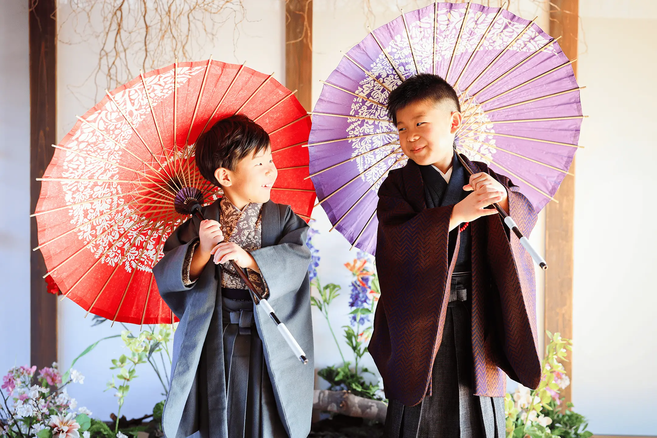 袴姿の男の子2人と和傘｜七五三5歳の撮影