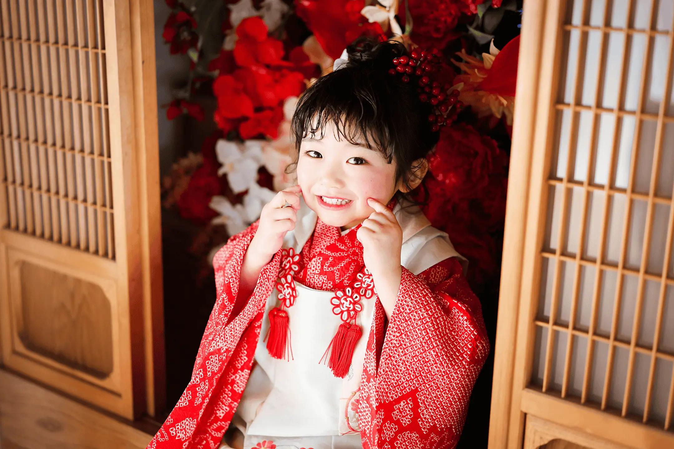 赤い被布の3歳女の子の笑顔｜七五三の和装ポートレート